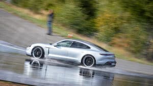 Porsche Taycan Turbo im Drift | Foto: Porsche AG