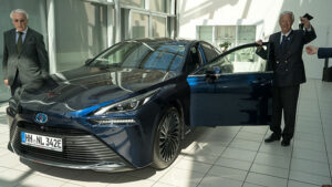Toyota Mirai 2 Übergabe an Nikolaus W Schües | Foto: 163 Grad