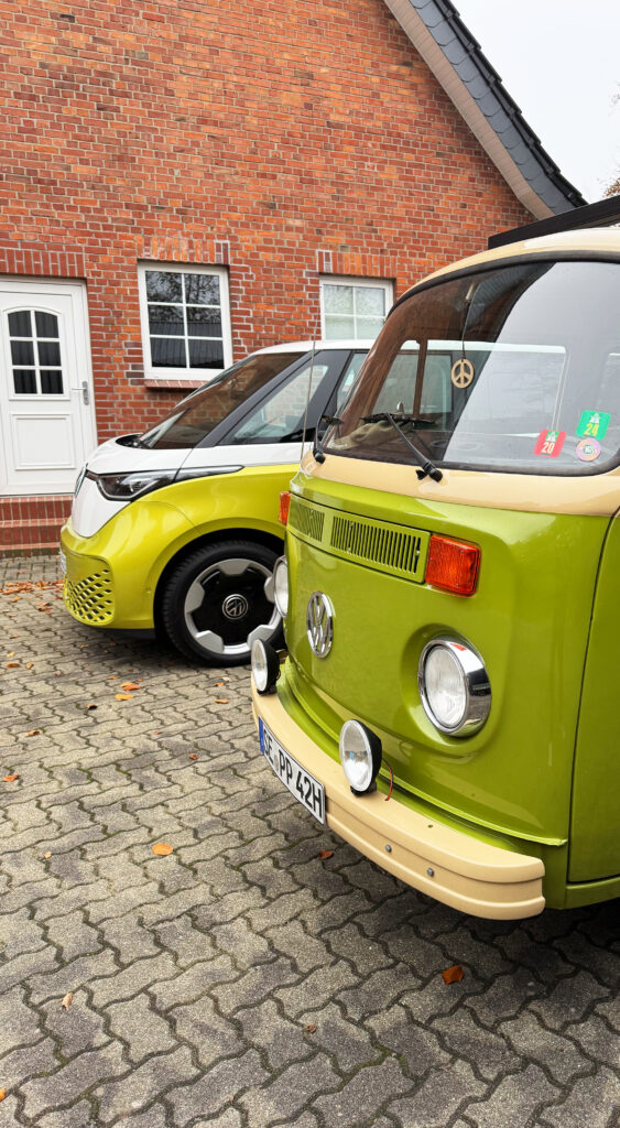 VW ID.Buzz LWB 210 kW langer Radstand 77 kWh und Jonathans VW T2 von 1978 mit Westfalia Camper | Foto: 163 Grad