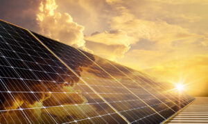 Photovoltaik Hitze – Solarmodule auf einem Dach bei intensiver Sonneneinstrahlung