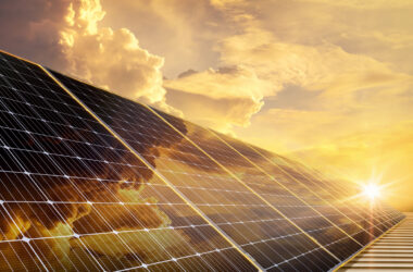 Photovoltaik Hitze – Solarmodule auf einem Dach bei intensiver Sonneneinstrahlung
