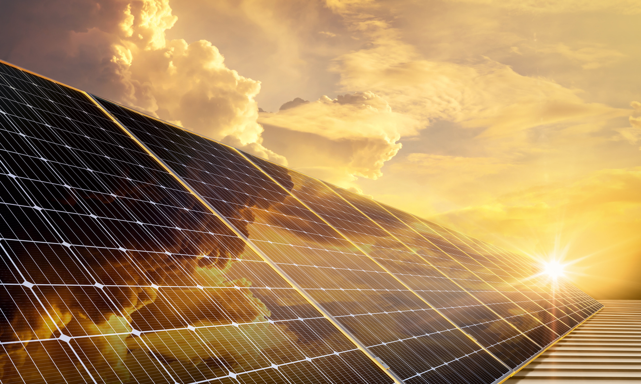 Photovoltaik Hitze – Solarmodule auf einem Dach bei intensiver Sonneneinstrahlung