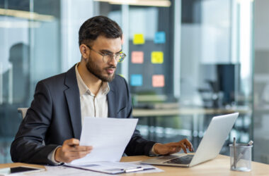 Gewerbestrom wechseln – Geschäftsführer prüft Stromvertrag im Büro