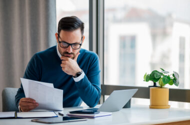 Unternehmer prüft Gewerbestromvertrag