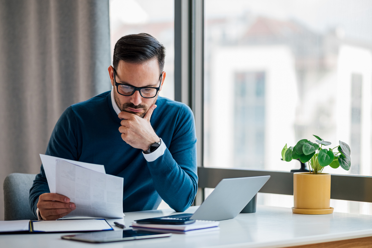 Unternehmer prüft Gewerbestromvertrag