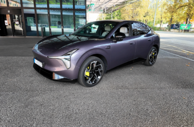 Xpeng L03 Test: SUV-Coupé in Purple vor dem Hotel in Basel