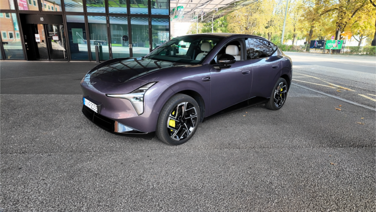 Xpeng L03 Test: SUV-Coupé in Purple vor dem Hotel in Basel